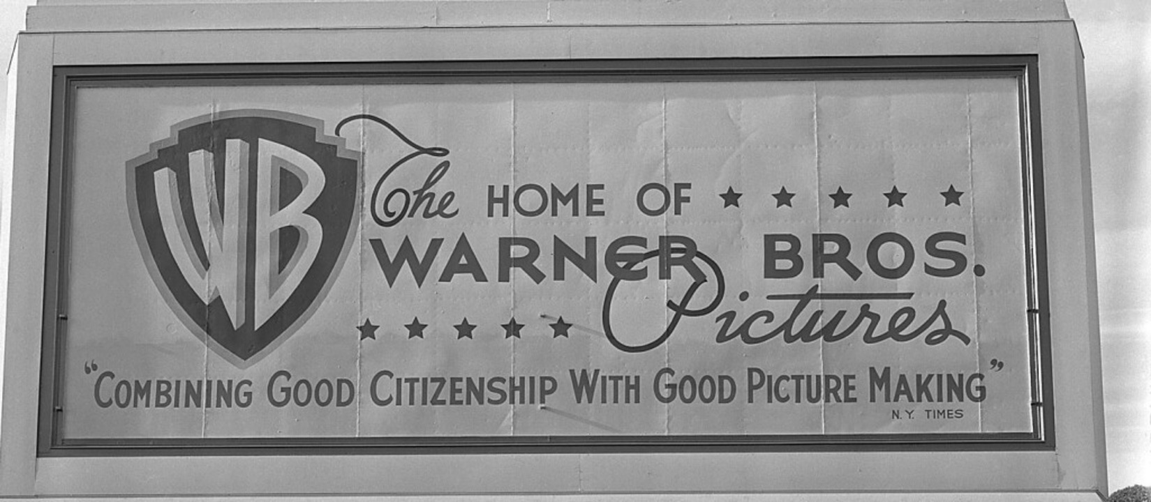 Das bekannte Logo auf einem Werbeplakat: Die Warner Bros.- Studios  | Foto: ---- (dpa)