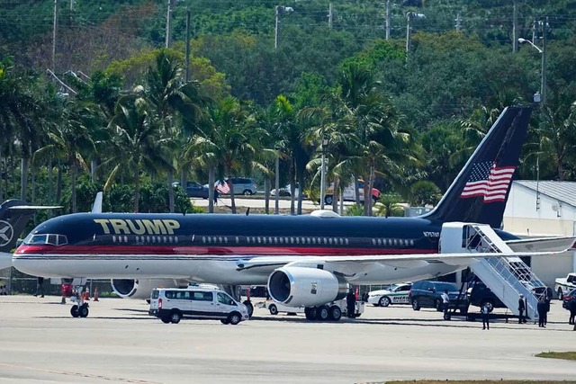 Der ehemalige US-Prsident steigt auf ...ch (Florida) in seinen Privatjetz ein.  | Foto: Rebecca Blackwell (dpa)