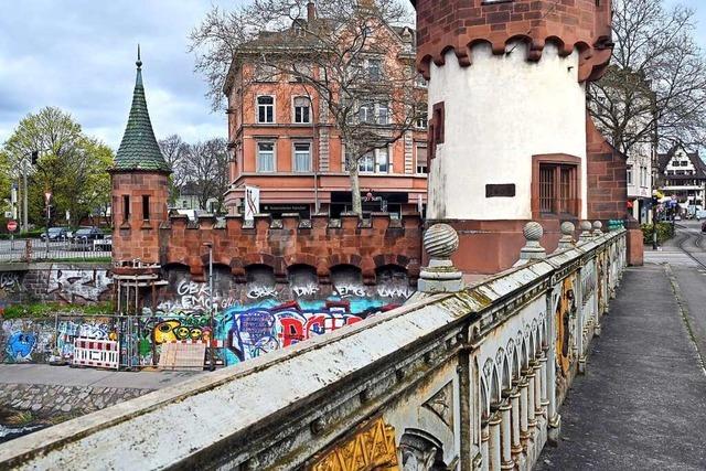 Ein denkmalgeschütztes Türmchen an der Freiburger Schwabentorbrücke wird saniert