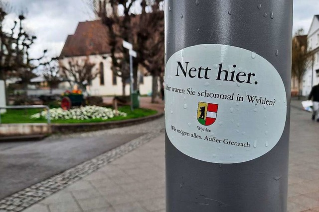 Im Vorbeigehen fallen die handtellergr...ber in der Rheinfelder Innenstadt auf.  | Foto: Erika Bader