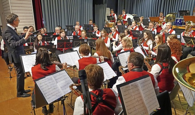 Marco Kaulke und das Orchester beim Frhjahrskonzert  | Foto: BZ