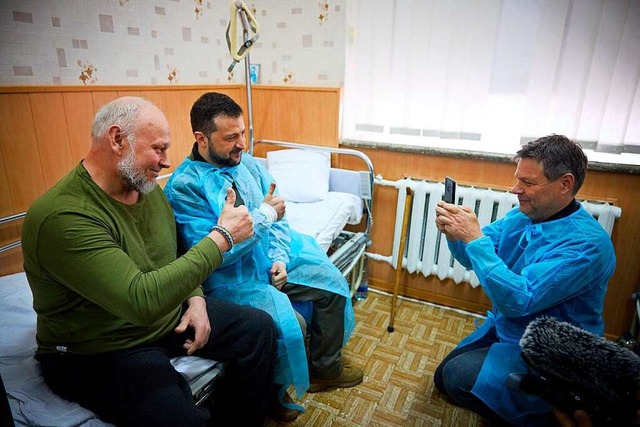 Fototermin im Militrhospital: Ein Pat... Wolodymyr Selenskyj und Robert Habeck  | Foto: HANDOUT (AFP)