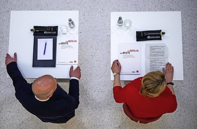 Kai Wegner (CDU, links) und Franziska Giffey (SPD) in Berlin  | Foto: Monika Skolimowska (dpa)