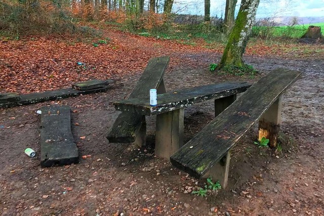 Sitzbnke aus dem Boden und gerissen u...ich noch bler randaliert als gewohnt.  | Foto: Andrea Berwanger