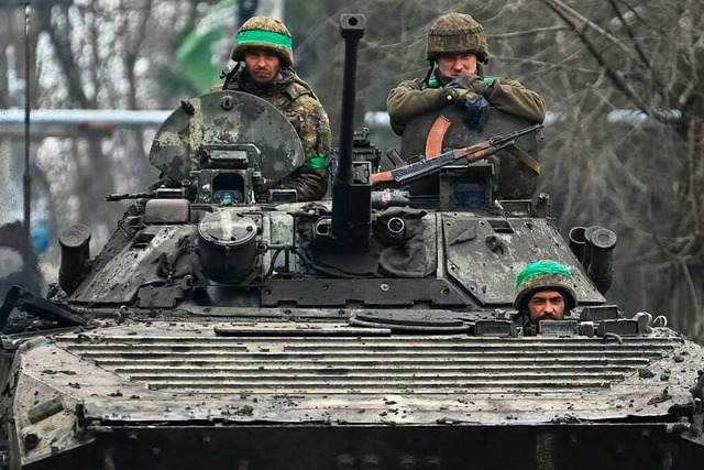 Ukrainische Soldaten mit einem BMP-Schtzenpanzer nahe Bachmut  | Foto: GENYA SAVILOV (AFP)