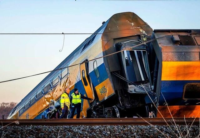 Der Unfall ereignete sich gegen 3.25 U...en nach Den Haag beim Ort Voorschoten.  | Foto: Remko De Waal (dpa)