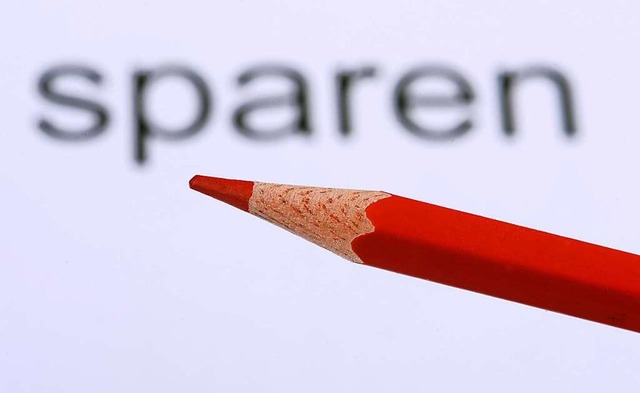 Der sprichwrtliche Rotstift rettet di...ven Neuverschuldung im laufenden Jahr.  | Foto: Armin Weigel