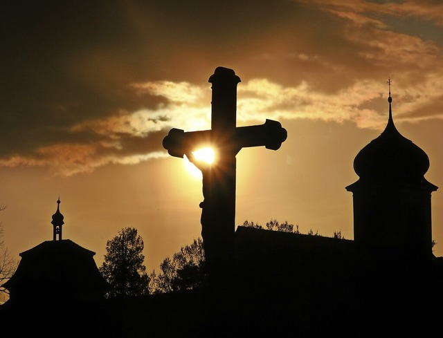 An Karfreitag erinnern sich Christen a...eserschloss in Heitersheim entstanden.  | Foto: Harald Hfler