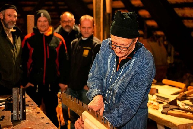 Josef Saier  vom Frderverein Rankenm...an mit einer alten Baumsge arbeitet.   | Foto: Wolfgang Scheu