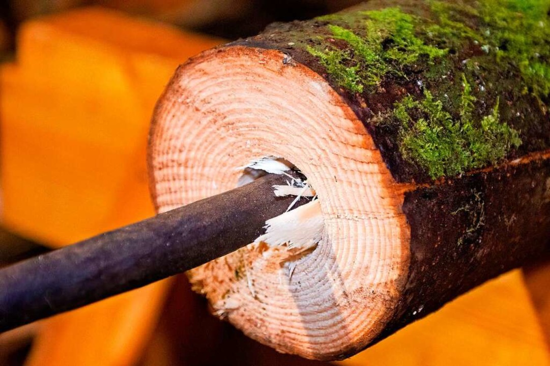 Eine Wasserleitung aus Holz entsteht: So geht&#8217;s.   | Foto: Wolfgang Scheu