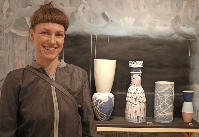 Keramikerin Ulrike Uschmann  vor einem Teil ihrer Werke   | Foto: Bianca Flier