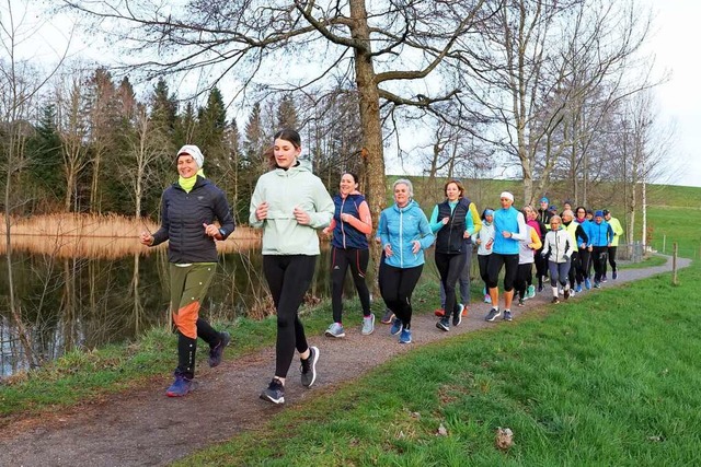 Laufgruppe des Turnvereins St. Peter ...Eine Runde um dem See misst 400 Meter. | Foto: Anton Schuler Laufgruppe des Turnvereins St. Peter ...Eine Runde um dem See misst 400 Meter. | Foto: Anton Schuler