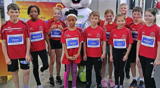 Stolze Sieger: Die Mädchen und Jungen ...n den Wettkampf der Altersklasse U 10. | Foto: Ottmar Heiler Stolze Sieger: Die Mädchen und Jungen ...n den Wettkampf der Altersklasse U 10. | Foto: Ottmar Heiler