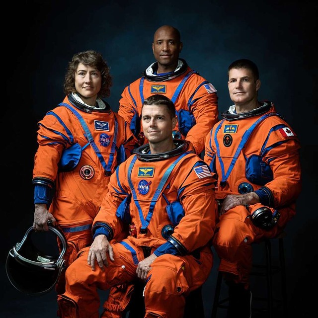 Die Nasa-Astronauten Christina Koch (v...eremy Hansen werden den Mond umrunden.  | Foto: Josh Valcarcel (dpa)