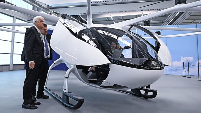 Ministerprsident Winfried Kretschmann (Grne) neben einem Flugtaxi  | Foto: Bernd Weibrod (dpa)