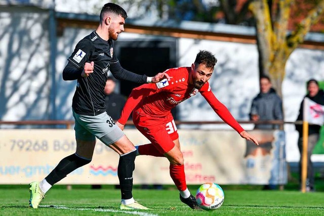 Angreifer Hassan Mourad (rechts gegen ...der Regionalliga fr den Bahlinger SC.  | Foto: Claus G. Stoll