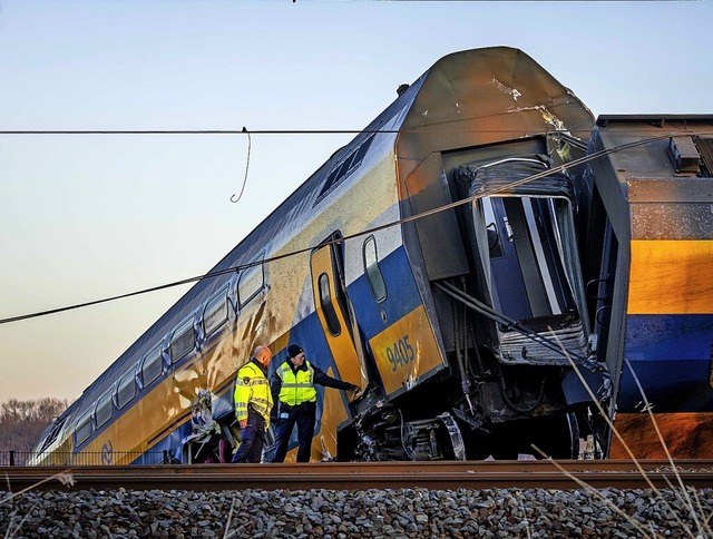 Die entgleisten Waggons des verunglckten Zuges  nahe Den Haag  | Foto: Remko De Waal