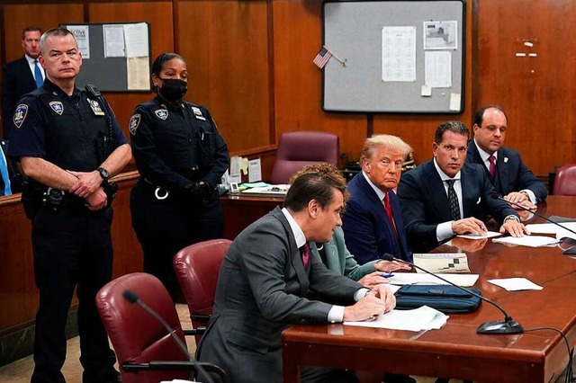 Donald Trump (3.v.r.)  mit seinen Vert...tag in einem Gerichtssaal in Manhattan  | Foto: Seth Wenig (dpa)