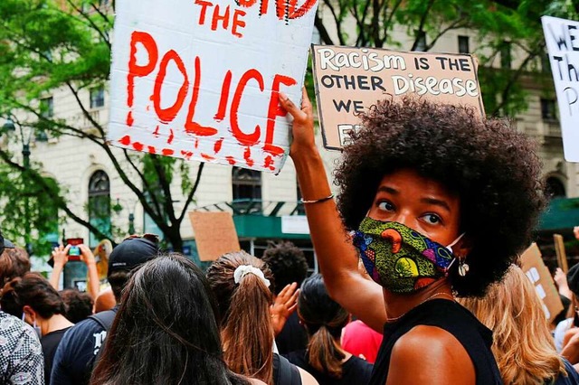 Den „Black Lives Matter“-P...sten rassistische Einstellungen haben. | Foto: Ragan Clark (dpa) Den „Black Lives Matter“-P...sten rassistische Einstellungen haben. | Foto: Ragan Clark (dpa)