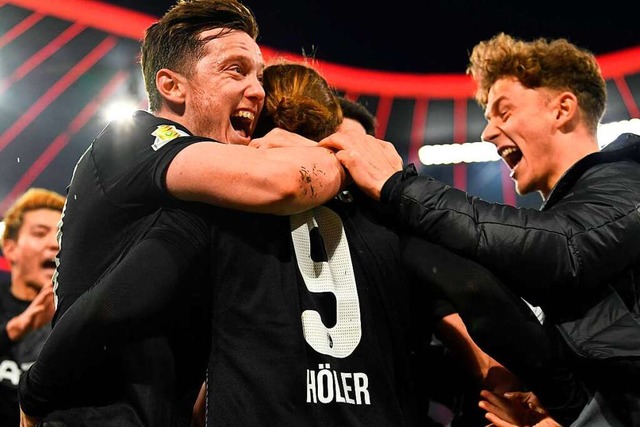 Pures Glck: Nach Hlers Elfmetertor s... die gesamte SC-Mannschaft auf ihn zu.  | Foto: CHRISTOF STACHE (AFP)