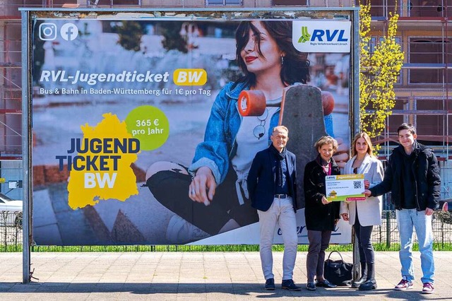 Landrtin Marion Dammann und RVL-Gesch...VL-JugendticketBW an zwei Jugendliche.  | Foto: Schweikert (RVL)