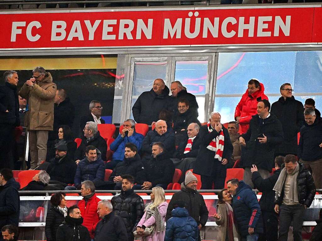 Bayern-Ehrenprsident Uli Hoene vor dem Spiel auf der Tribne. Nach Abpfiff war die Laune noch etwas schlechter.