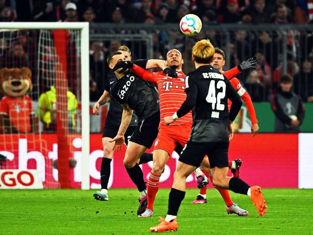 Anpfiff! Bayerns Leroy San (M) kmpft mit Freiburgs Spielern Maximilian Eggestein (l) und Ritsu Doan um den Ball.