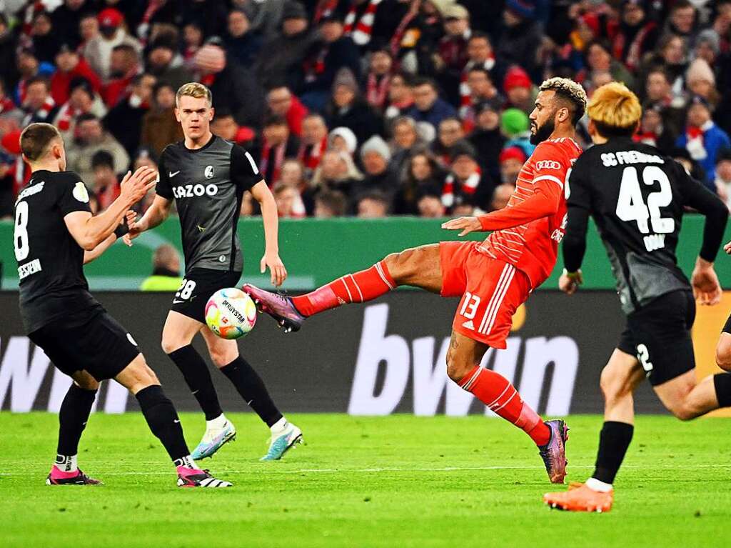 Bayerns Eric Maxim Choupo-Moting (M) und Freiburgs Maximilian Eggestein (l) kmpfen um den Ball.