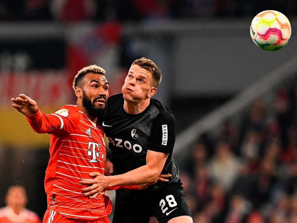 Eric Maxim Choupo-Moting (l) vs. Matthias Ginter