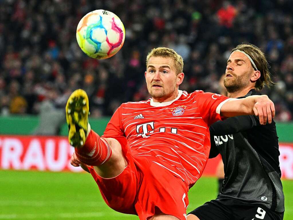 Bayerns Matthijs de Ligt (l) und Freiburgs Lucas Hler