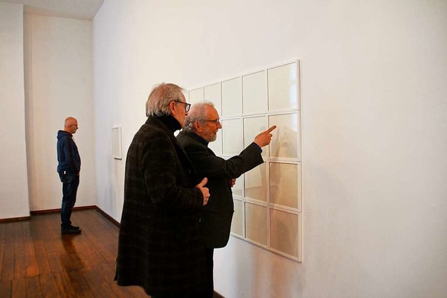 Der Knstler Gnter Walter zeigt Details seiner Zeichnungen.  | Foto: Erika Sieberts