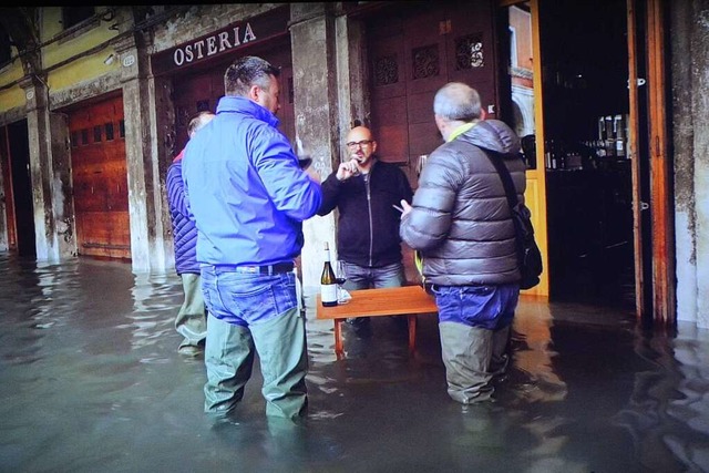 Filmausschnitt: In Venedig herrscht Aq...ten und Einheimischen durch die Stadt.  | Foto: Annette Mahro