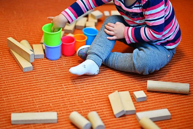 Kinderbetreuung bleibt aufgrund des an...achkrftemangels eine Herausforderung.  | Foto: Uwe Anspach (dpa)