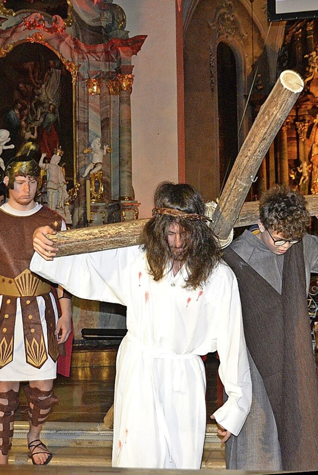 Eine Gruppe junger Erwachsener aus Ber...der Wallfahrtskirche in Todtmoos dar.   | Foto: Christiane Sahli