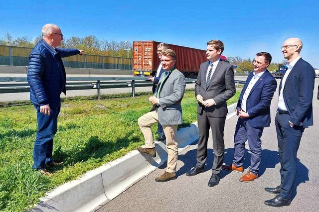 Vor-Ort-Termin an der Autobahn: Der Ma...ndwerkskammer) und Alwin Wagner (IHK).  | Foto: Uwe Schwerer