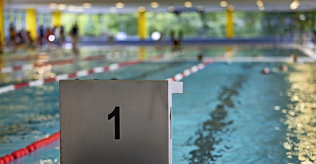 Auch die Betreiber vieler Hallenbder sind dazu gezwungen, Heizkosten zu sparen.  | Foto: Fabian Sommer (dpa)