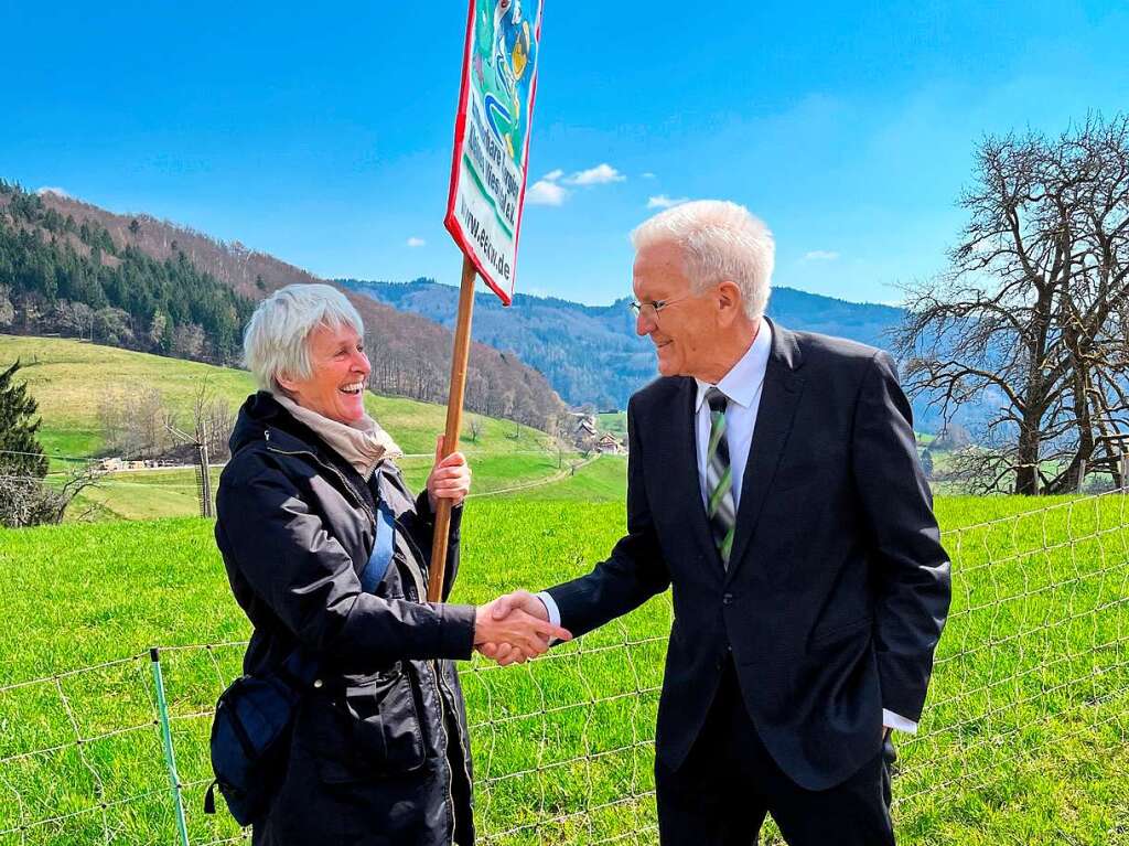 Ministerprsident Kretschmann besuchte am Mittwoch die Kapelle in Ried. Thema hier war der geplante Windpark am Zeller Blauen.