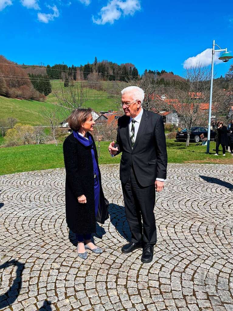 Ministerprsident Kretschmann mit Landrtin Dammann vor der Kapelle in Ried.