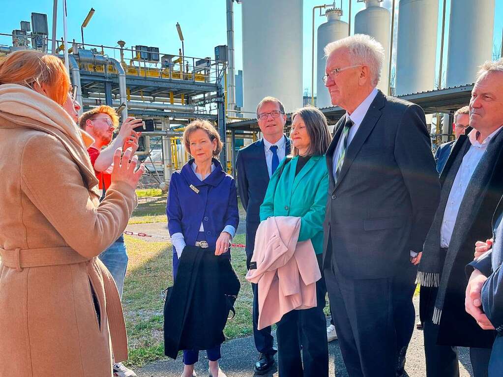 Ministerprsident Kretschmann besucht Evonik in Rheinfelden und besichtigt die Wasserstoffanlage und Abwrmestation.