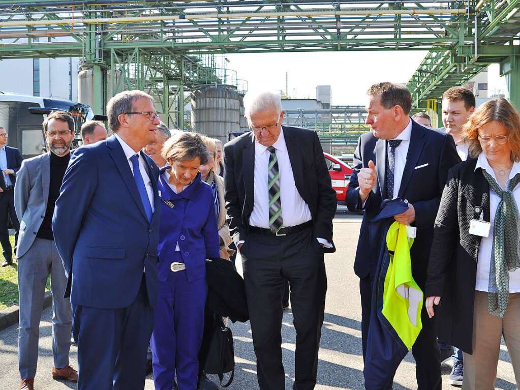 Ministerprsident Kretschmann beim Besuch von Evonik in Rheinfelden.