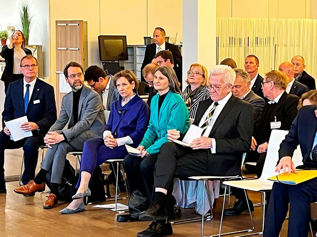 Ministerprsident Kretschmann besucht Energiedienst in Rheinfelden.