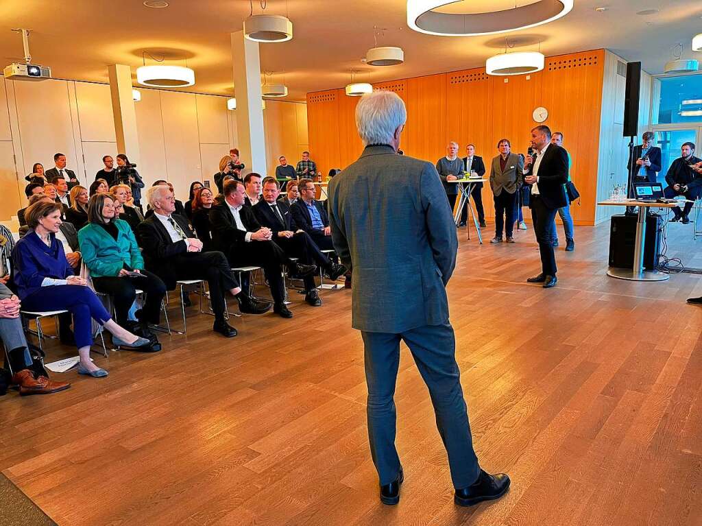 Ministerprsident Kretschmann besucht Energiedienst in Rheinfelden.