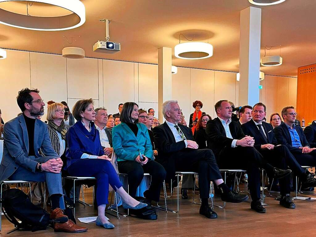 Ministerprsident Kretschmann besucht Energiedienst in Rheinfelden.