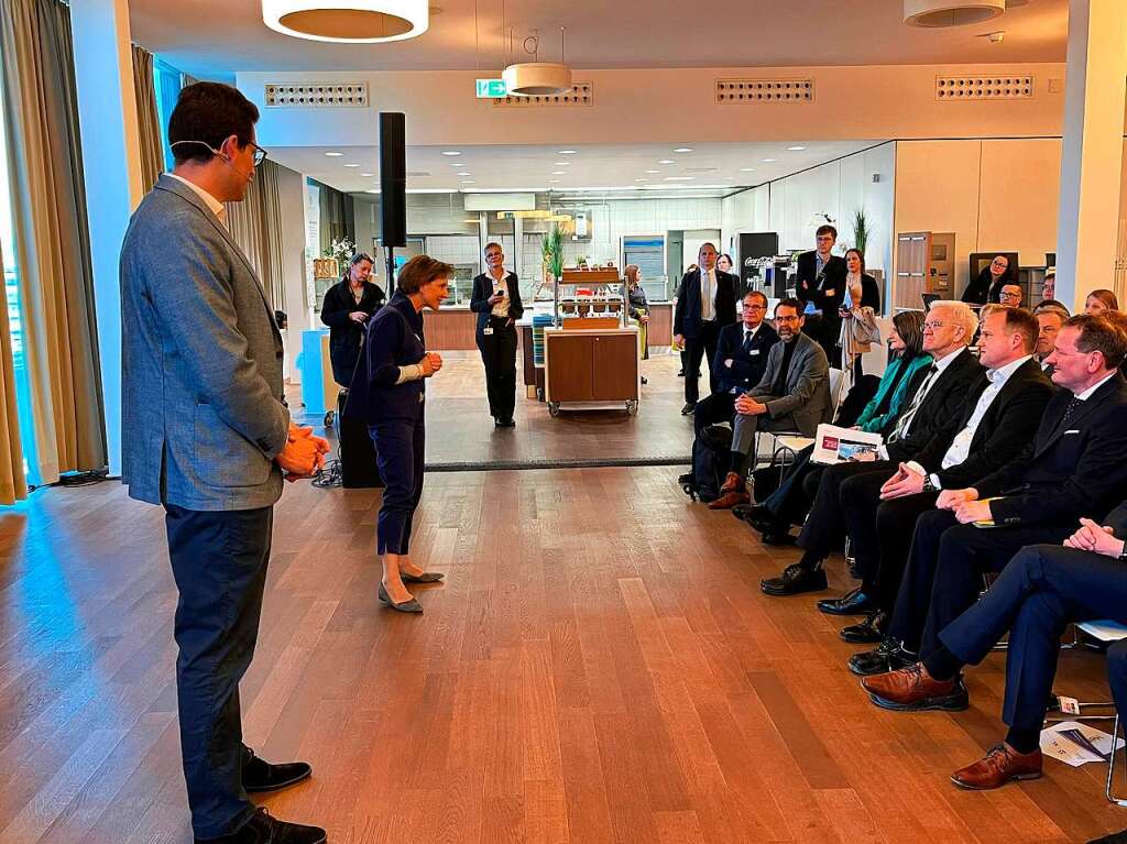 Ministerprsident Kretschmann besucht Energiedienst in Rheinfelden.