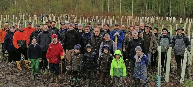 Viele helfenden Hnde pflanzten viele Bume bei der Gemeindeaktion am Samstag.  | Foto: Gemeinde