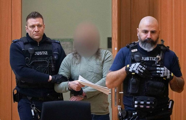 Der mutmaliche Reichsbrger von Boxberg wird ins Gericht gefhrt.  | Foto: FRM (dpa)