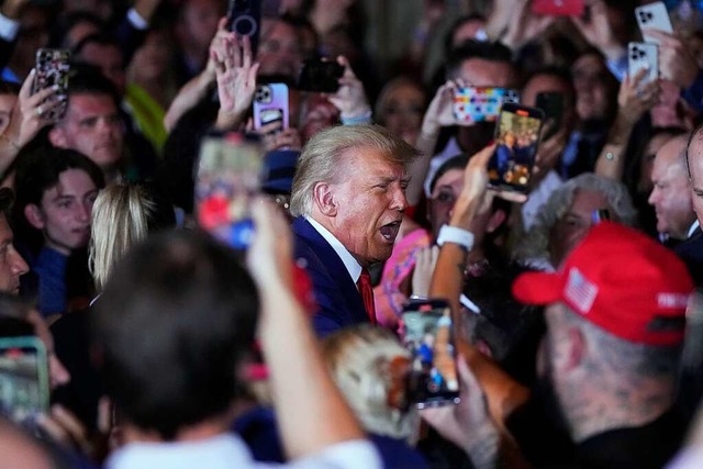 Trump machte vor dem Gerichtstermin in...immung gegen Richter und Staatsanwalt.  | Foto: Rebecca Blackwell (dpa)