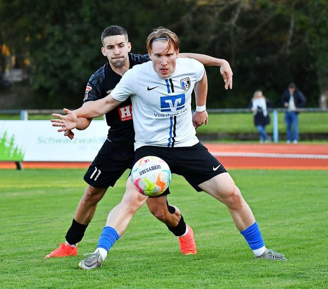 In der Offensive auf sich allein geste...kampf mit dem Villinger Jonas Brndle.  | Foto: Wolfgang Knstle