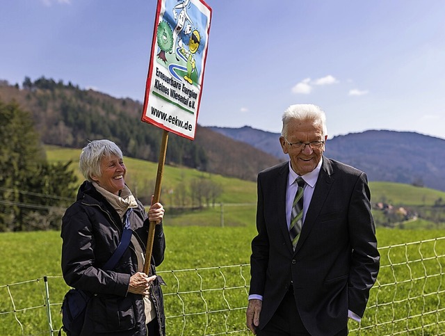 Eine Windkraftbefrworterin mit Kretschmann im Kleinen Wiesental  | Foto: Philipp von Ditfurth (dpa)