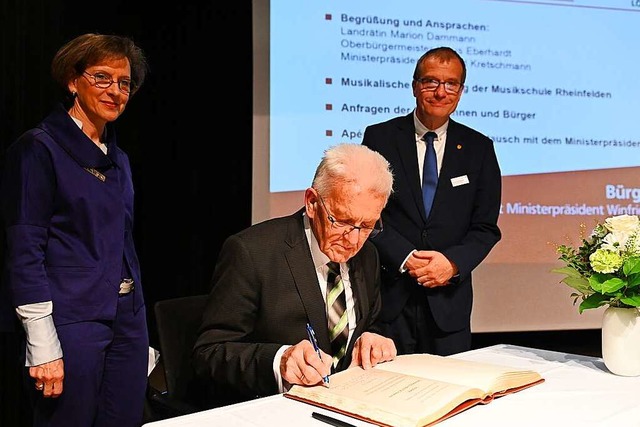 Ministerprsident Winfried Kretschmann...ldene Buch der Stadt Rheinfelden ein.   | Foto: Jonas Hirt